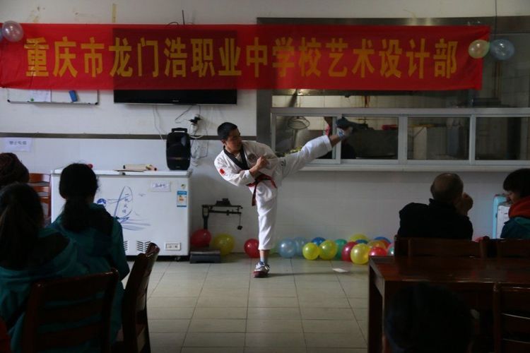 关爱老人我们一直在路上重庆市龙门浩职业中学校艺术设计部学生志愿者