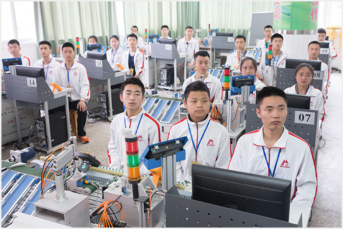 学生课堂实训..jpg